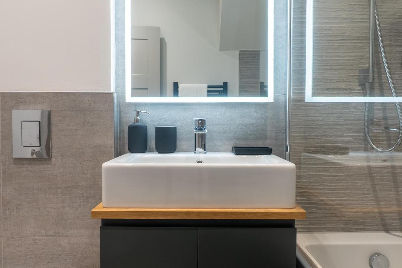 Spring Mount Huge Luxury Full Apartment- Harrogate Centre-Two Extremely Comfy Kingsize Bedrooms-Fully Equipped Modern Kitchen-Cosy Living Room With Huge Tv מראה חיצוני תמונה