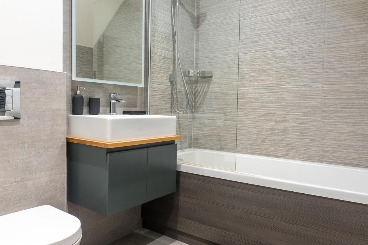 Spring Mount Huge Luxury Full Apartment- Harrogate Centre-Two Extremely Comfy Kingsize Bedrooms-Fully Equipped Modern Kitchen-Cosy Living Room With Huge Tv מראה חיצוני תמונה