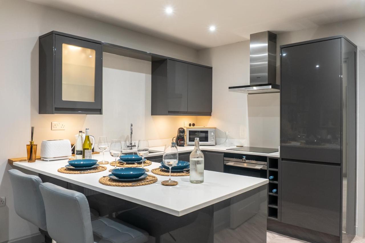 Spring Mount Huge Luxury Full Apartment- Harrogate Centre-Two Extremely Comfy Kingsize Bedrooms-Fully Equipped Modern Kitchen-Cosy Living Room With Huge Tv מראה חיצוני תמונה
