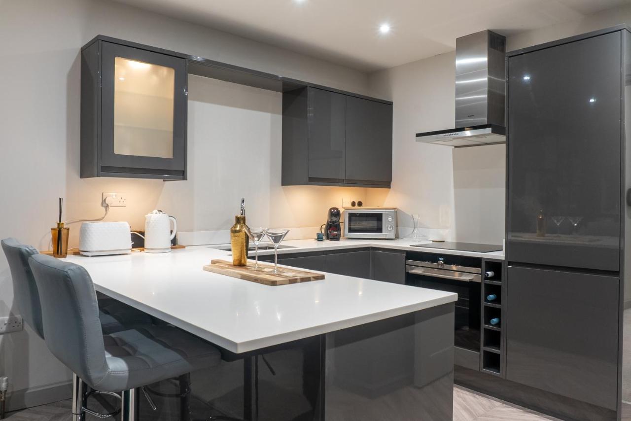 Spring Mount Huge Luxury Full Apartment- Harrogate Centre-Two Extremely Comfy Kingsize Bedrooms-Fully Equipped Modern Kitchen-Cosy Living Room With Huge Tv מראה חיצוני תמונה