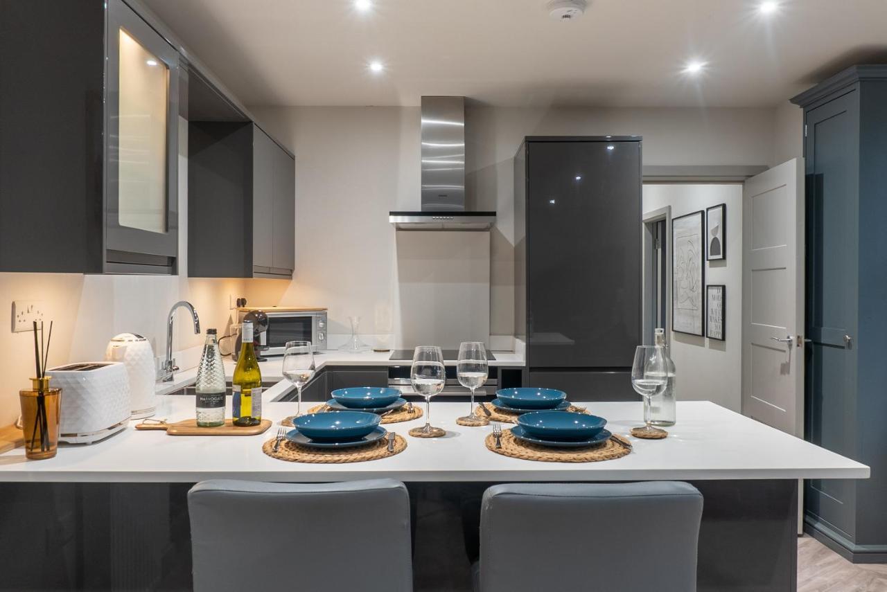 Spring Mount Huge Luxury Full Apartment- Harrogate Centre-Two Extremely Comfy Kingsize Bedrooms-Fully Equipped Modern Kitchen-Cosy Living Room With Huge Tv מראה חיצוני תמונה